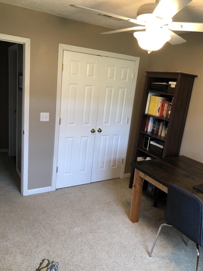 Building Photo - 2020 Grandview Dr