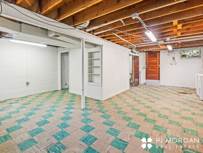 Building Photo - 2 bedroom, 1.5 Bathroom House Available Im...