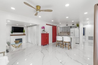 Building Photo - 201 NE 28th Ct