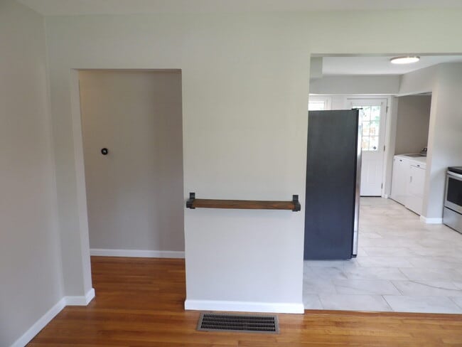 Building Photo - 286 Zandale Dr