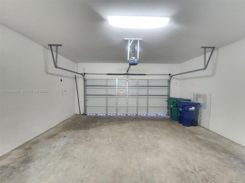Building Photo - 641 NE 191st Ter