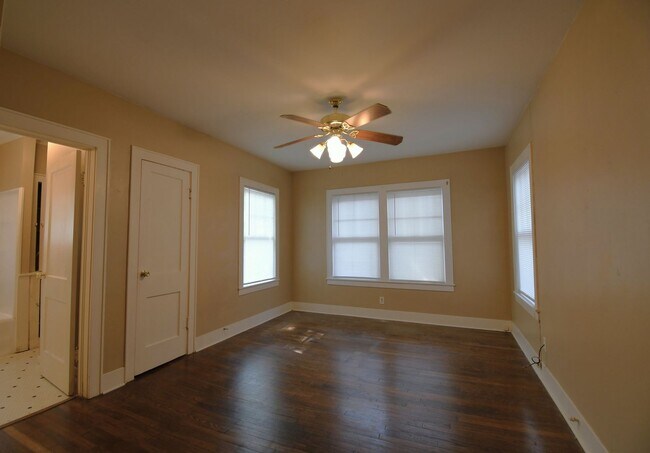 Building Photo - 502 S Fannin Ave