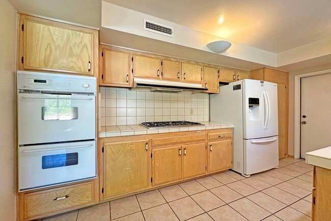 Building Photo - 1562 Whittier Ave