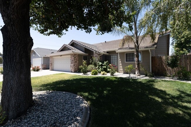 Building Photo - Stunning 3-bedroom, 2-bathroom home with a...