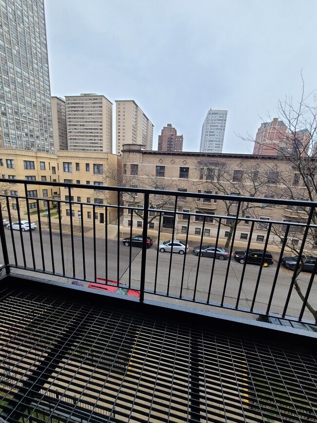 Building Photo - 3900 N Pine Grove Ave