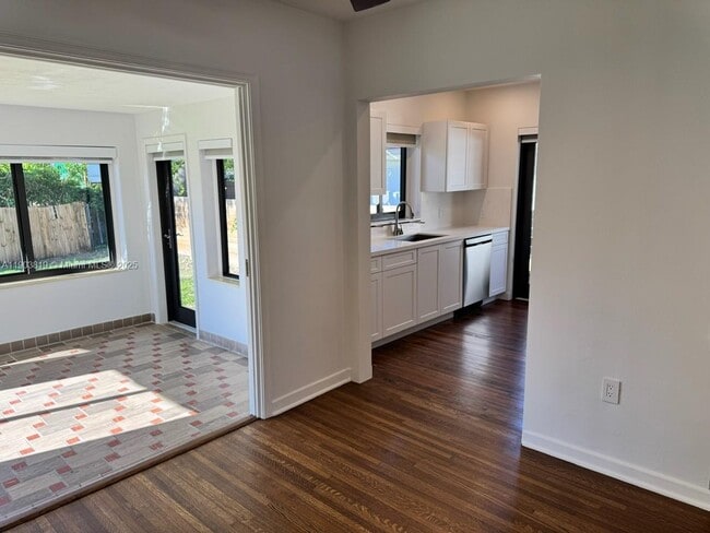 Building Photo - 2210 SW 25th St