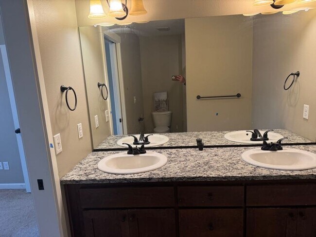 Building Photo - Spacious 3 Bedroom, 2.5 Bathroom Home in Prime Location