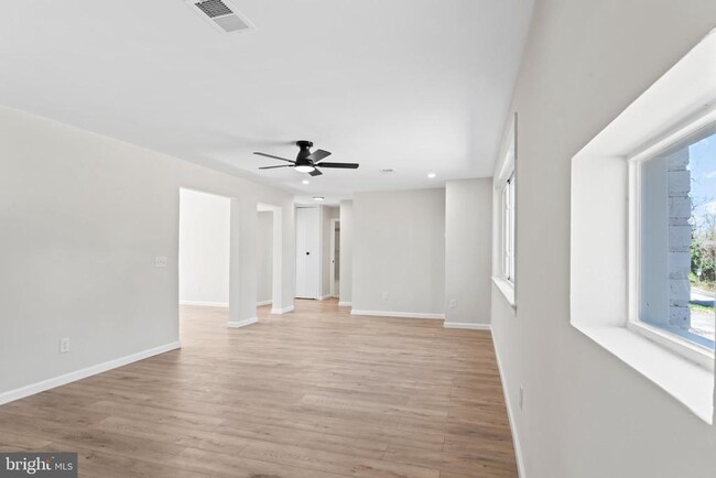 Building Photo - 5004 Barnaby Ln