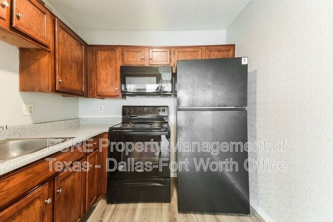 Building Photo - 18333 Roehampton Dr