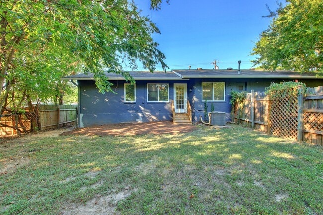 Building Photo - 3208 Northeast Dr