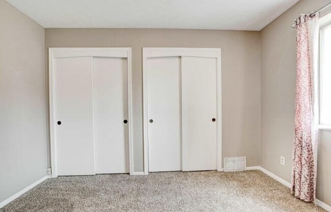Building Photo - Walking distance to UNMC - Just open!