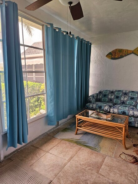Lanai - 1220 SE 40th St
