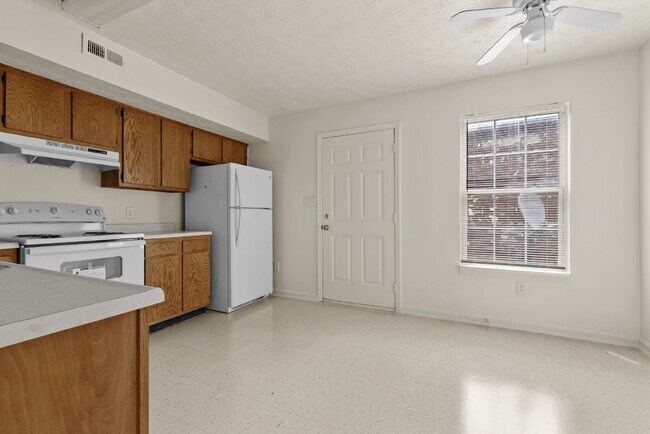 Building Photo - Charming Two Bedroom Townhome in South Louisville, Family-Friendly Neighborhood!