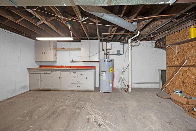 Building Photo - 109 W Poplar St