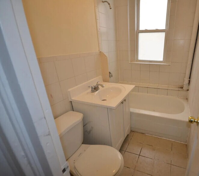 Building Photo - 208 Kelton St