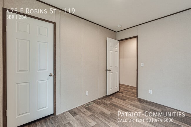 Building Photo - 475 E Robins St