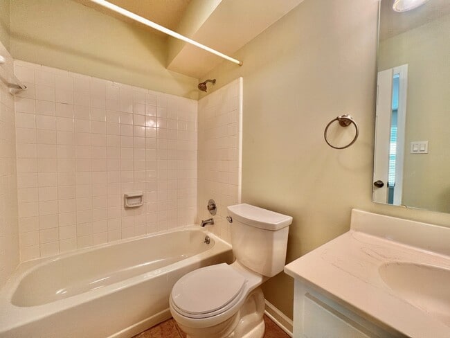 Building Photo - End Unit in Great Location!