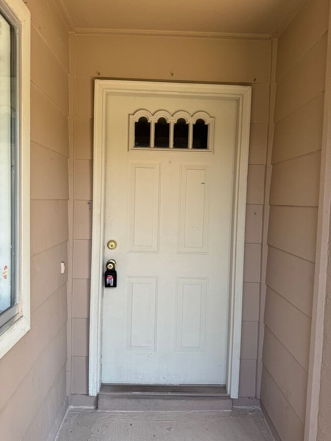 Building Photo - Freshly Updated Home for Lease – Move-In R...