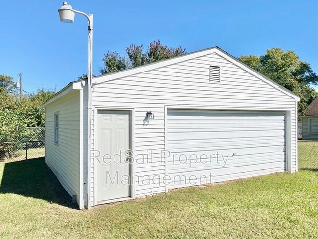 Building Photo - 437 Fox Hill Rd