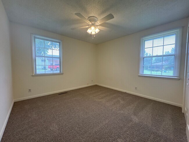 Building Photo - Charming 2-Bedroom Brick Duplex with Spacious Yard in Lebanon