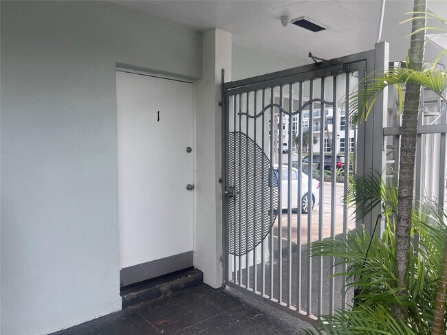 Building Photo - 2850 NE 30th St