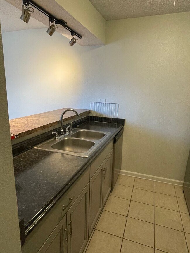 Building Photo - 1BD/1BA Condo located on the Germantown/Me...