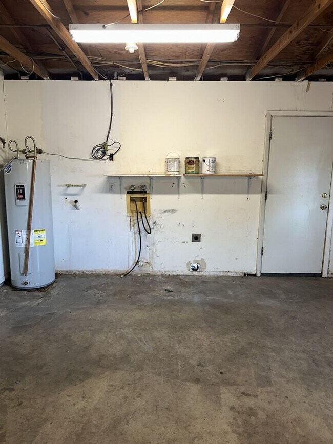 Building Photo - Unfurnished Full Time Home