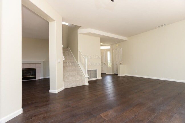 Building Photo - Beautiful home in Sunset Glen with 4 bedrooms 2.5 bath, 1726 Sq Ft available NOW