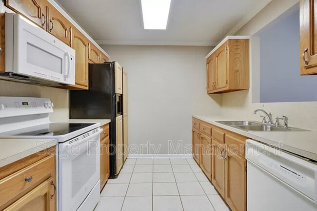 Building Photo - 5365 Sleepy Hollow Dr
