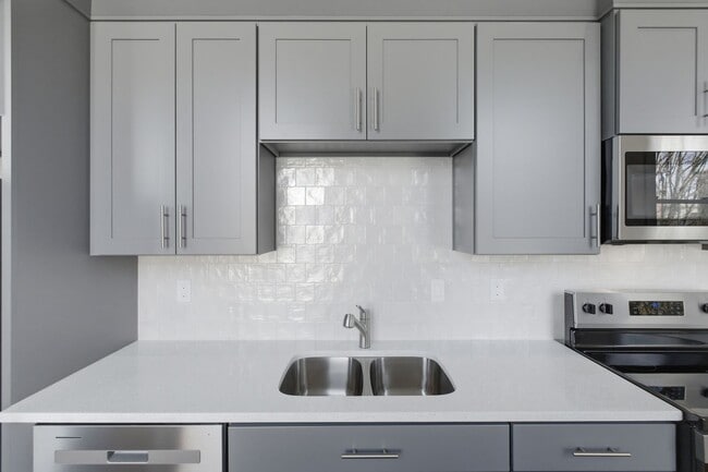 Building Photo - WINTER SPECIAL - NEWLY RENOVATED DOWNTOWN SALEM ONE BEDROOM