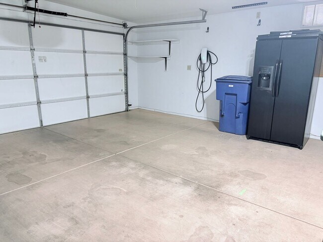 Building Photo - *AVAILABLE NOW* Gorgeous 3 bed/2 bath home in private gated Tanque Verde community!!!