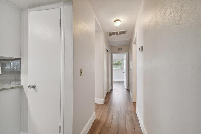Building Photo - 2111 Lanai Ave