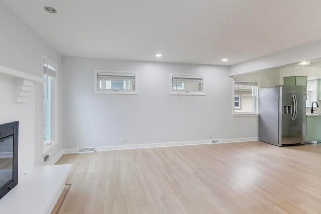 Building Photo - 710 S Hawthorne Ave