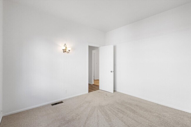 Building Photo - 1087 Park Ave