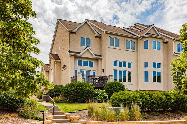 Building Photo - 515 River St