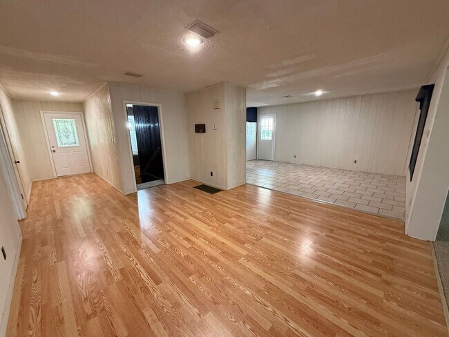 Building Photo - Milton / Pace - 3 bedroom, 2 bathroom