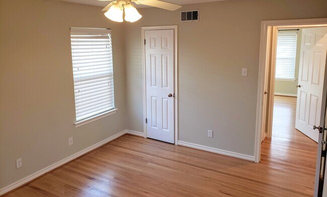 Building Photo - 10535 Lakemere Dr
