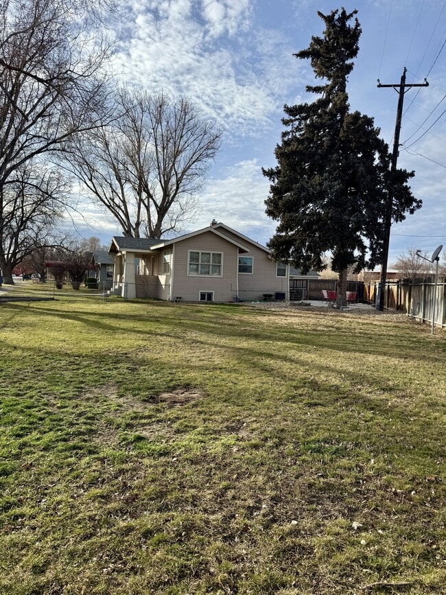 Building Photo - 560 E 6th N