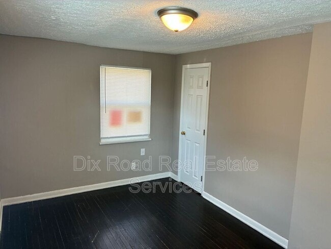 Building Photo - 3221 W Riverview Ave