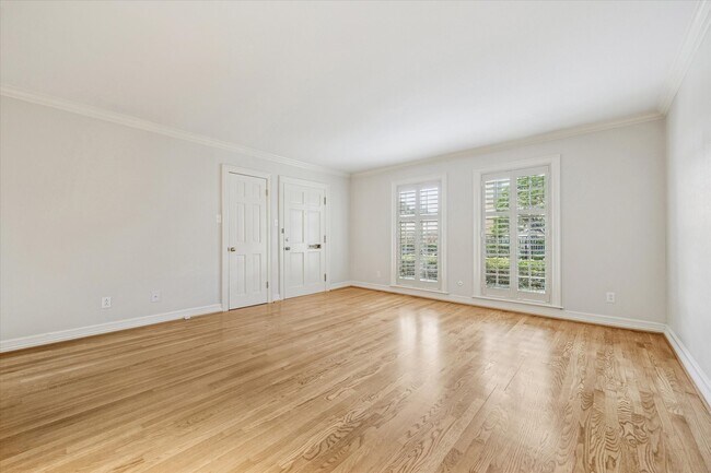 Building Photo - 449 N Post Oak Ln