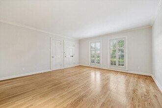 Building Photo - 449 N Post Oak Ln