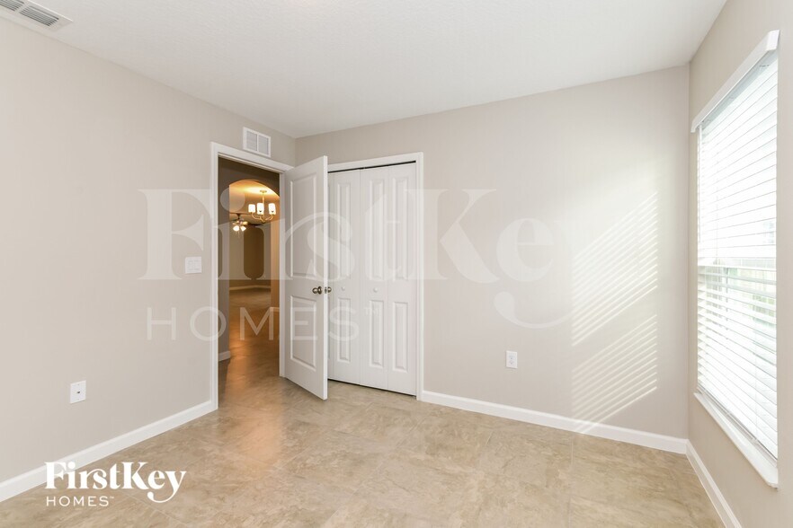 Building Photo - 405 Earhart Dr