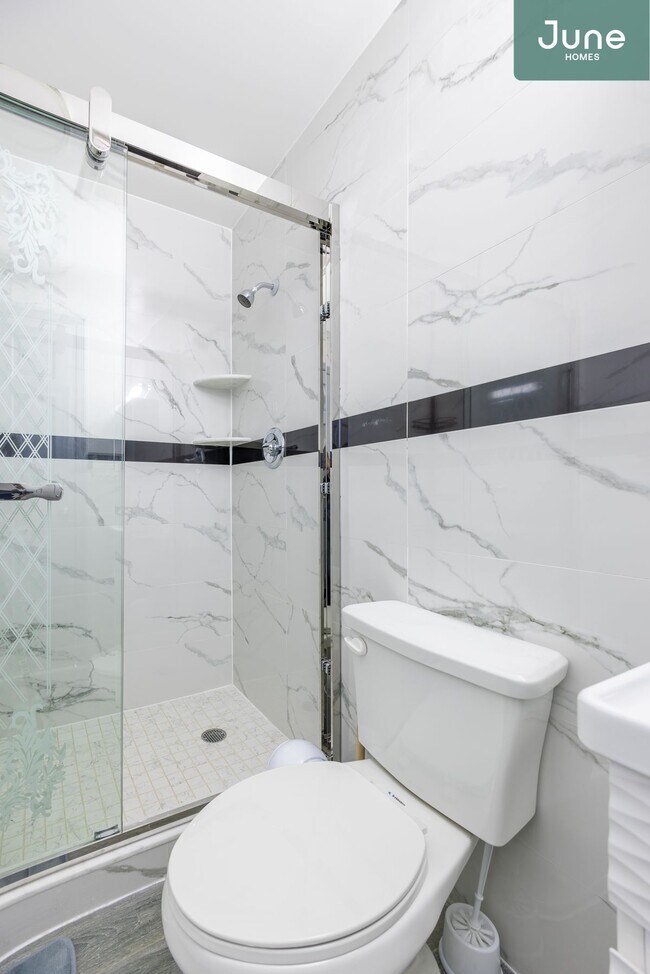 Building Photo - Queen room in 4-bed/2.0-bath Home