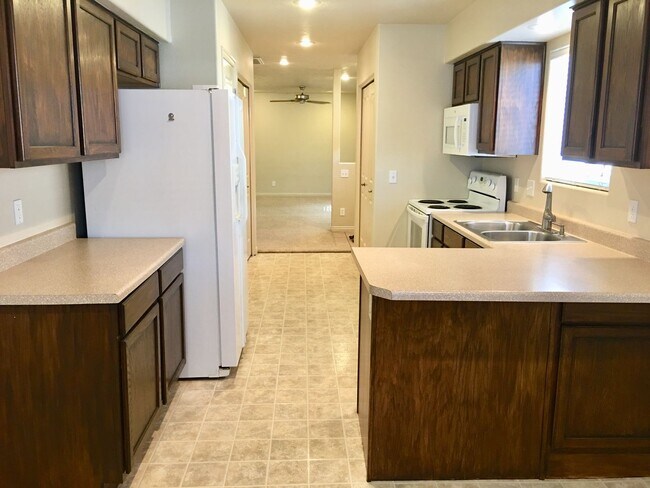 Building Photo - 3-BR Townhome in Fox Cove