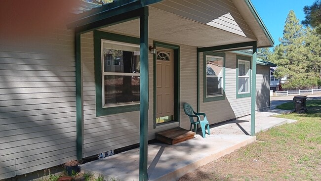 Building Photo - Nice home in a quiet neighborhood