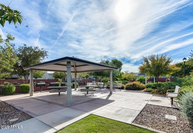 Building Photo - 2661 S Olympic Dr