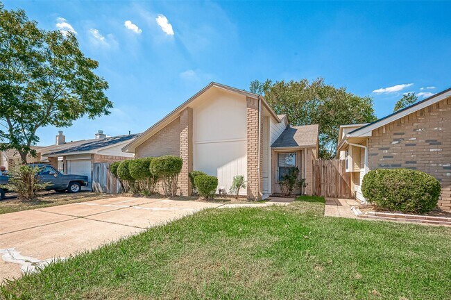 Building Photo - 7111 Village Lake Dr