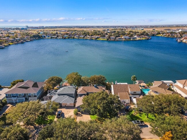 Building Photo - 2913 Beluche Dr