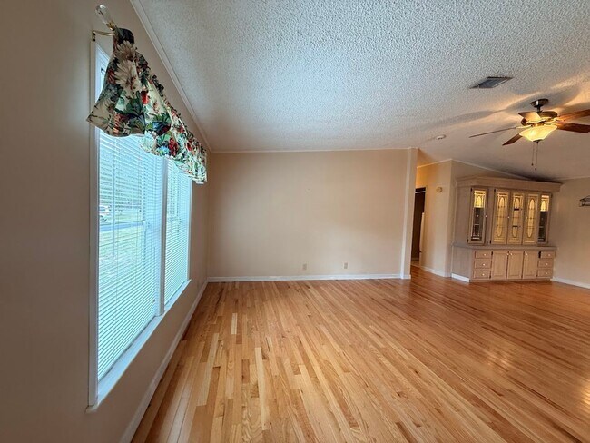 Building Photo - Large and Spacious 3/3 on near half acre NO HOA!