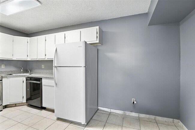 Building Photo - 8201 Sun Spring Cir